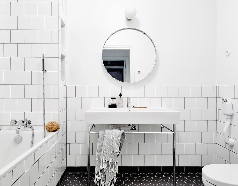 Prachtige Badkamer Met Schitterende Witte Tegels