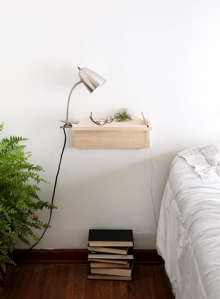 Ben je een beetje handig, en vind je het leuk om zelf aan de slag te gaan met een DIY projectje in je slaapkamer? Dit houten zwevend nachtkastje met telefoonhouder kan je eenvoudig zelf maken! Klik hier.