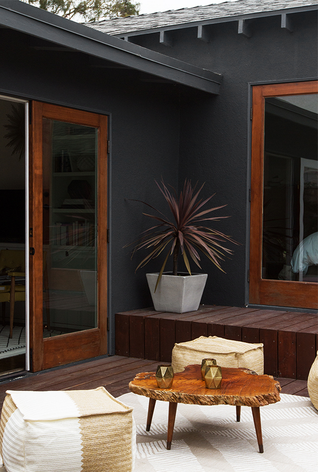 Een houten vlonder terras die verbindt