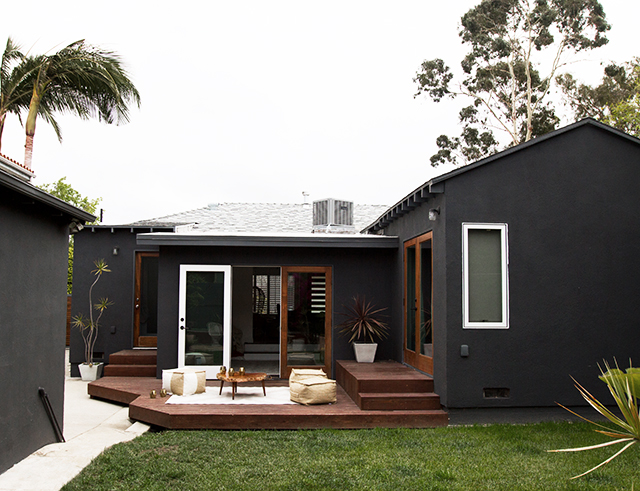 Een houten vlonder terras die verbindt