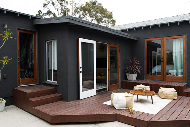 Een houten vlonder terras die verbindt