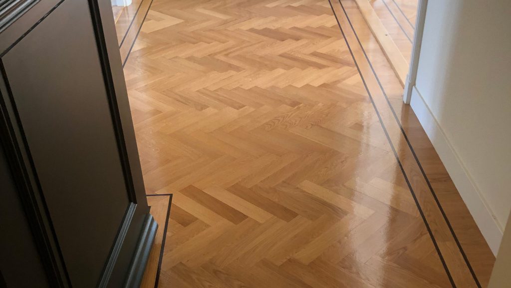 Passend met het karakter van het huis, is hier gekozen voor een met hardwax behandelde visgraat vloer.