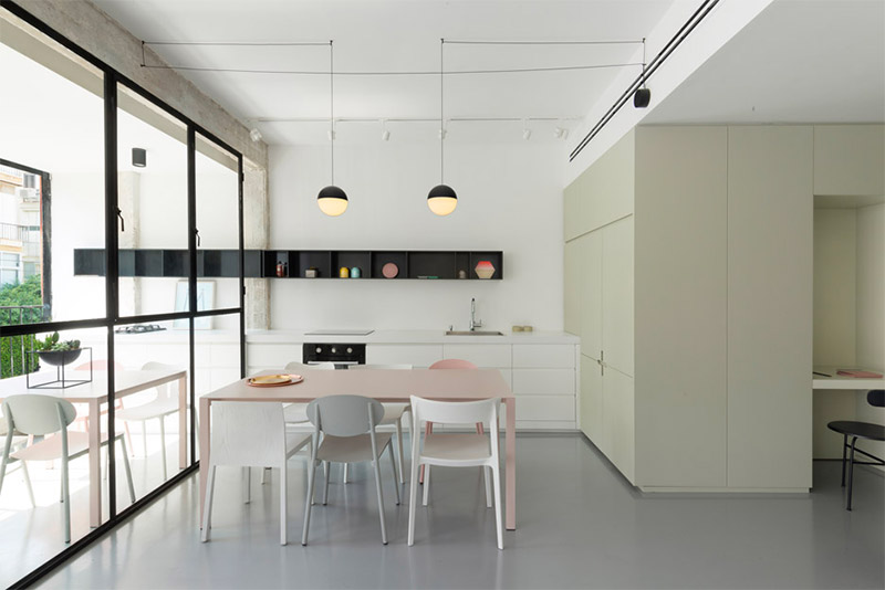 Interieurontwerper Maayan Zusman en architect Amir Navon hebben een vervallen appartement in Israël getransformeerd in een luchtige ruimte onderbroken door delicate zwarte lijsten en meubels. Natuurlijk hebben ze een moderne strakke inbouwairco gekozen als koelingssysteem.