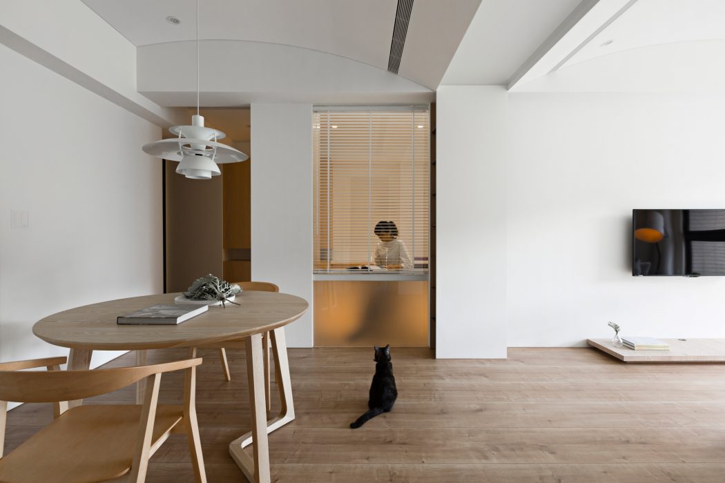 Designstudio AUTORI heeft een super leuk en praktisch thuiskantoor bedacht, die met een glazen wand van de woonkamer en eethoek is gescheiden.