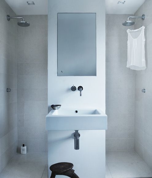 Een badkamer met een dubbele douchekop