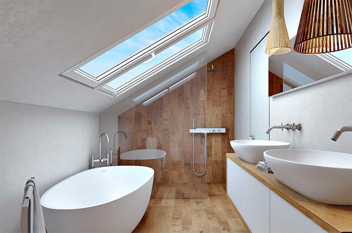 Deze mooie badkamer op zolder, ontworpen door Stanislav Kaminskyi, heeft twee dakramen.