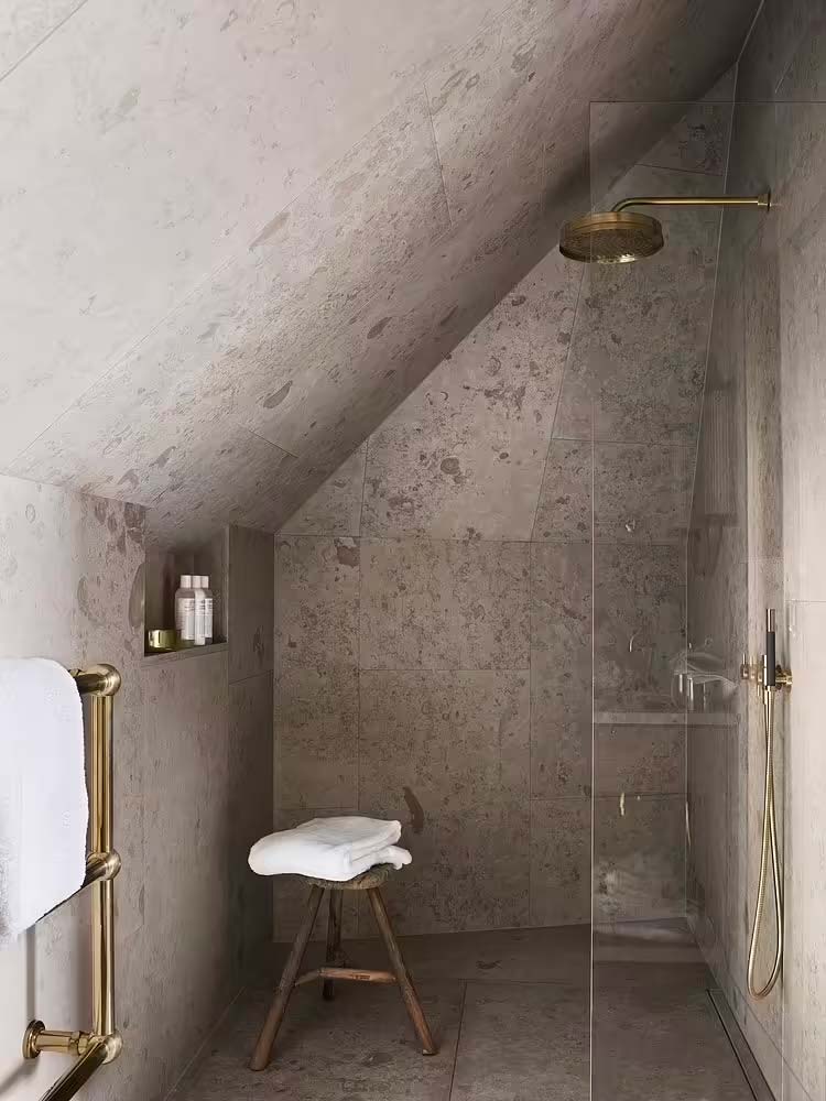 Super stijlvolle en ruime inloopdouche onder een schuine wand, in een badkamer ontworpen door Studioilse. | Fotografie: Magnus Marding