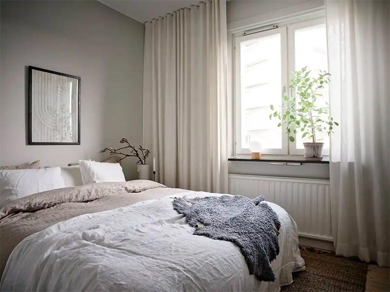 Voor wat voor soort gordijnen je ook kiest, zorg ervoor dat je verduistrerende raamdecoratie kiest in de slaapkamer.