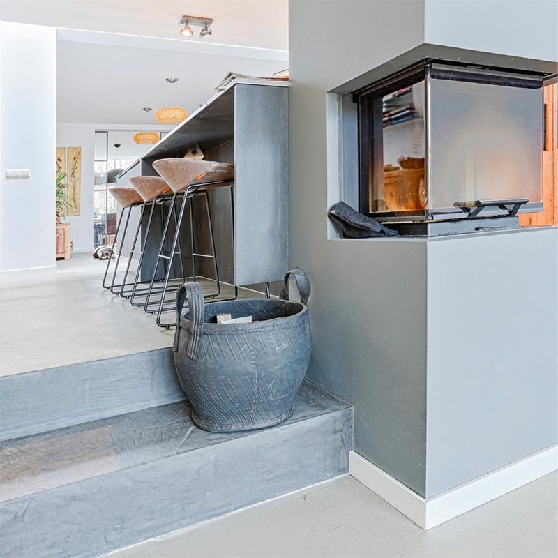 Naast de vloer, kan beton ciré ook op andere oppervlakken, zoals de trap worden aangebracht voor een uniforme look. Naast de vloer, kan beton ciré ook op andere oppervlakken, zoals de trap worden aangebracht voor een uniforme look.