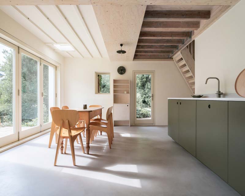 betonlook vloer olijfgroene keuken multiplex plafond