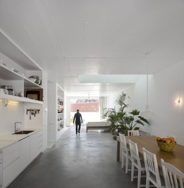 Betonvloer en witte muren