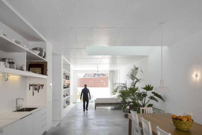 Betonvloer en witte muren