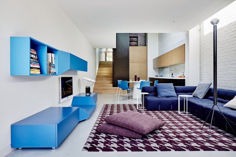 De blauwe hoekbank vormt de blikvanger in deze moderne woonkamer. Klik hier voor meer foto's.