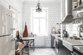 Blauwe keuken met witte wandtegels