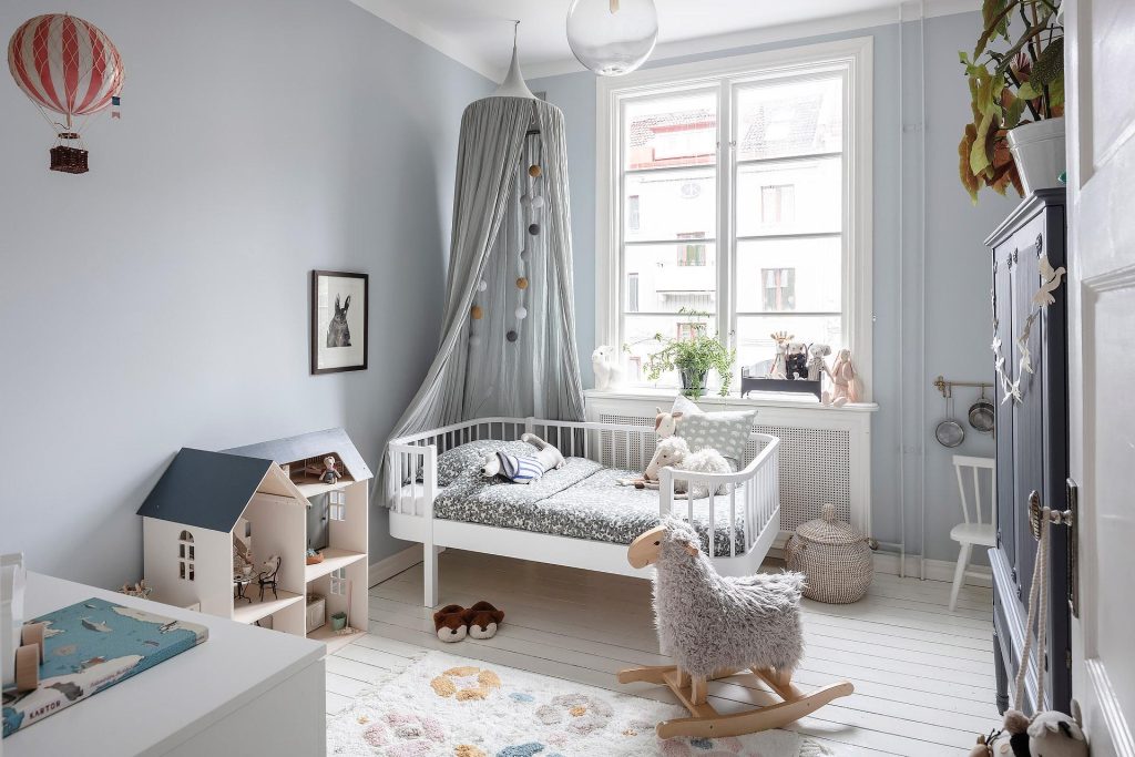 In deze lichte kinderkamer hebben de pastelblauwe muren weer een heel andere impact op de ruimte.