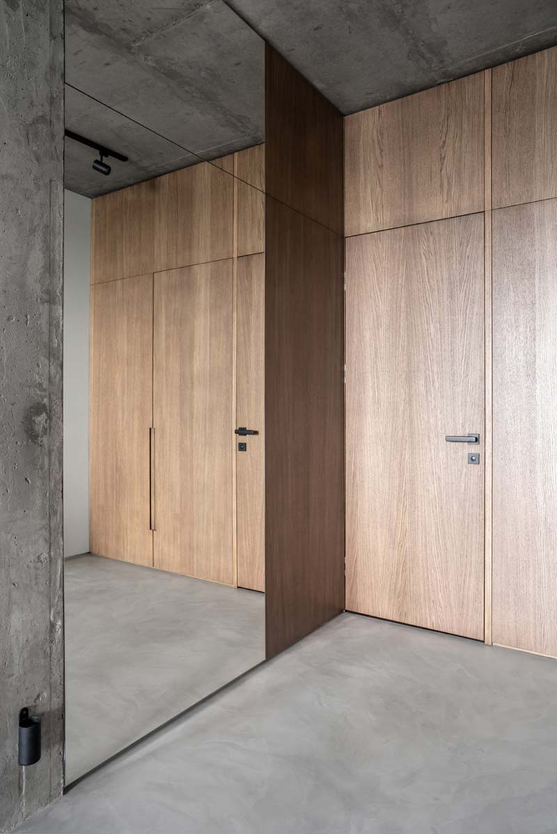 Hier is de houten deur een harmonieus geheel met de houten wand - een ontwerp van FILD design thinking company.