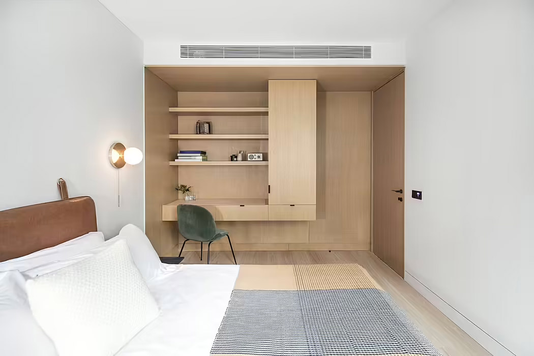 Office AIO heeft in deze slaapkamer een gedeelte bekleed met hout, inclusief een houten blinde deur.