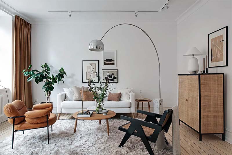 In deze mooie woonkamer is er gekozen voor mooie cognac kleur gordijnen en lounge chair.