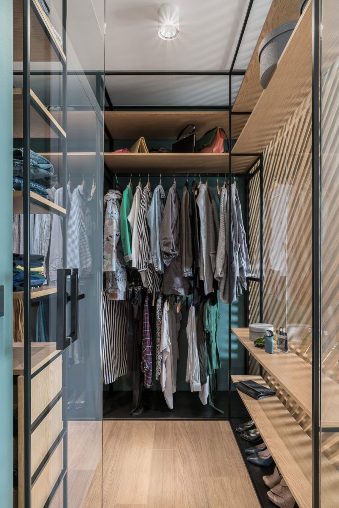 compacte inloopkast binnen in de nis van de slaapkamer