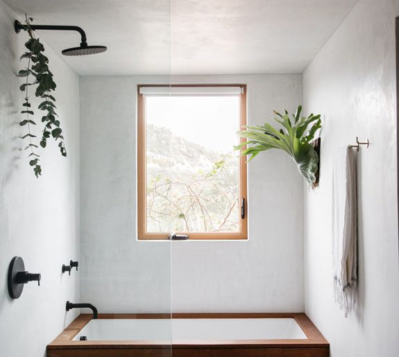 De minimalistisch warme badkamer van Erin!