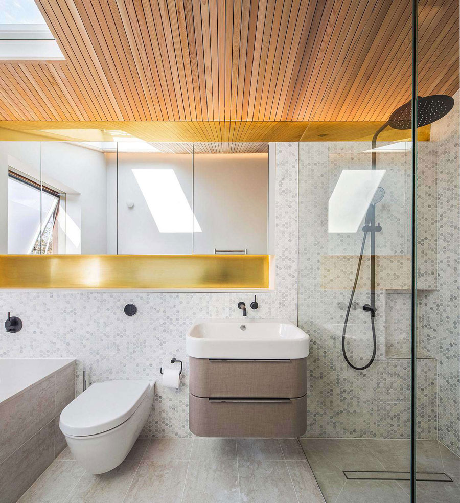 Architect Neil Dusheiko heeft deze super leuke kleine badkamer ontworpen met kleine lichte mozaïektegeltjes aan de wanden.