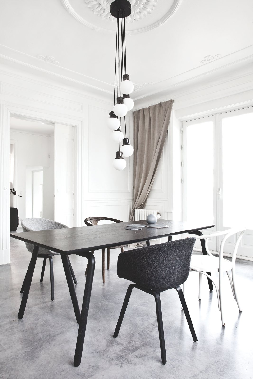 Deens minimalistisch interieur vol met designmeubelen