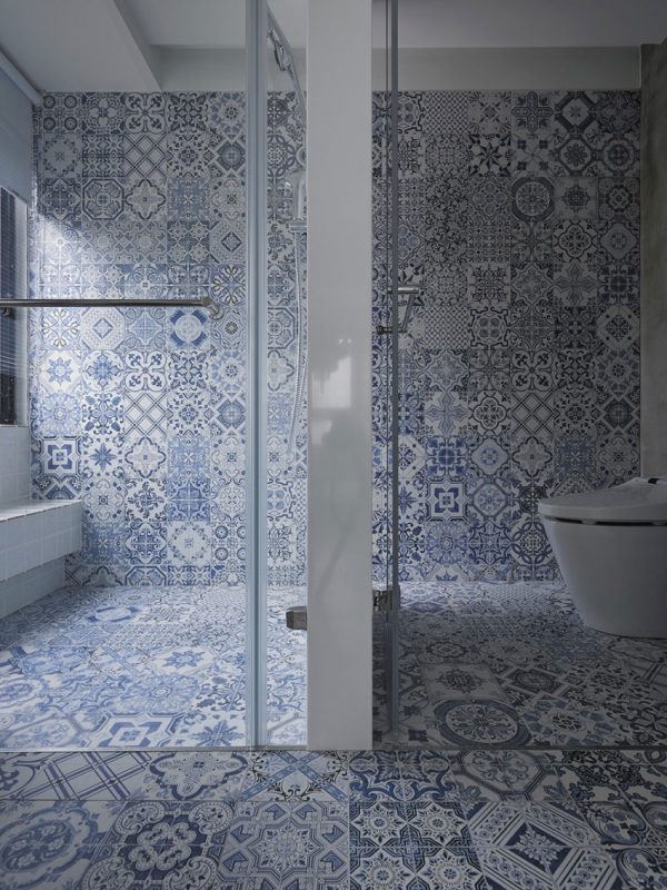 Delfst blauwe tegels in de badkamer