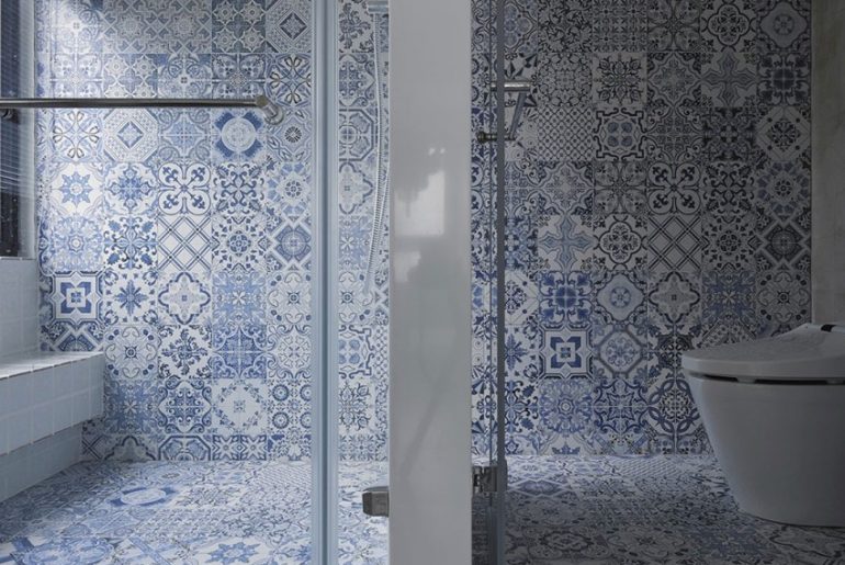 Delfst blauwe tegels in de badkamer