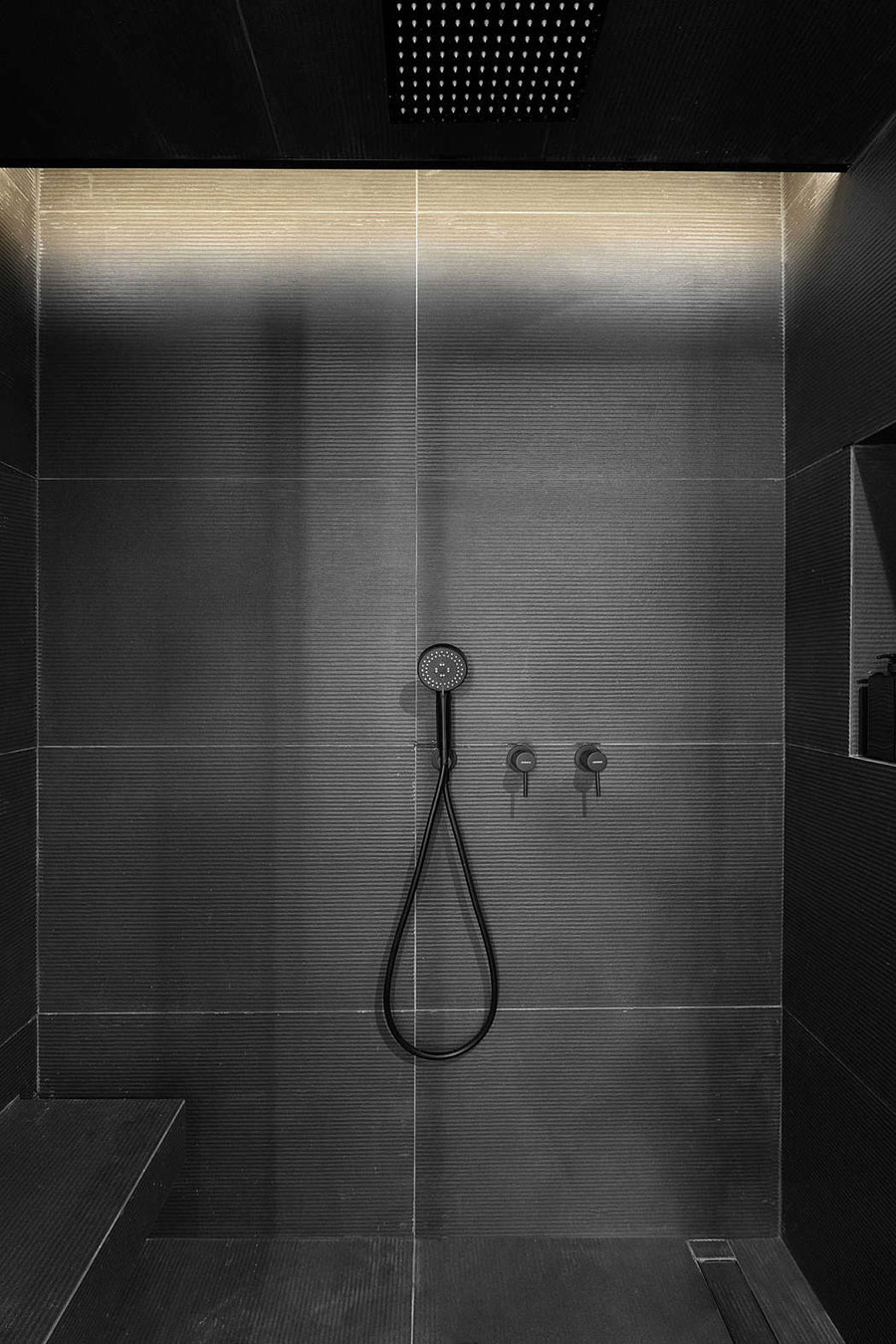 Deze kleine badkamer is ingericht in een industriële retro stijl