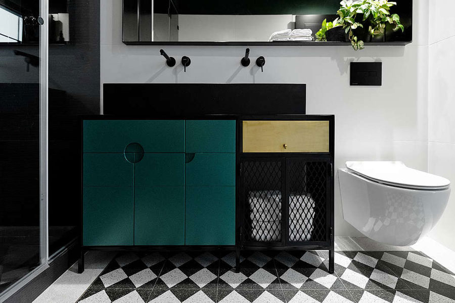 Deze kleine badkamer is ingericht in een industriële retro stijl