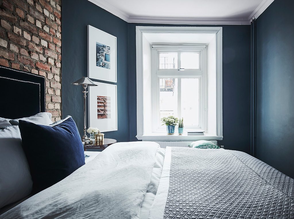 diepe-blauwe-muren-slaapkamer