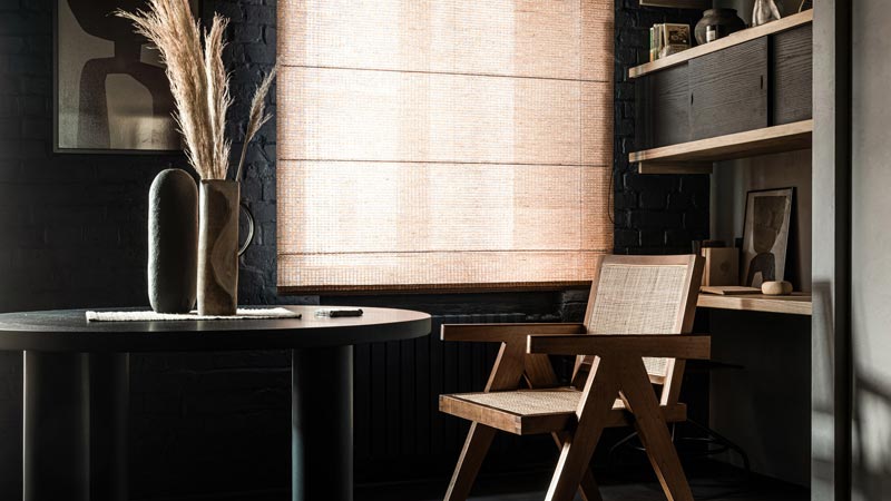 donker interieur bamboe raamdecoratie