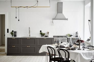 Donkergrijze keuken met marmeren keukenblad