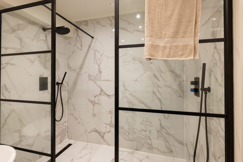dubbele douche tegen over elkaar marmerlook tegels