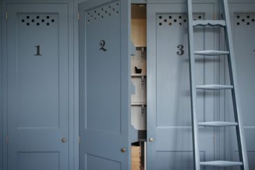 Een ladder voor de hoge keukenkasten