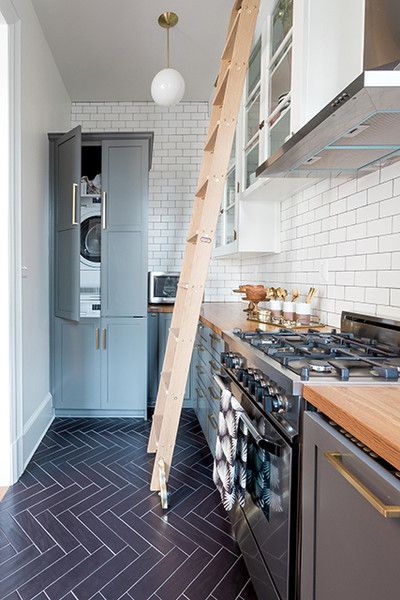 Een ladder voor de hoge keukenkasten