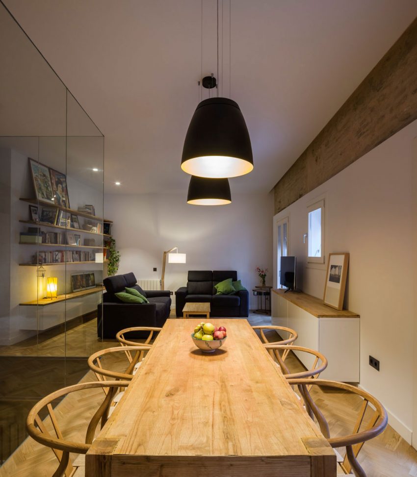 eiken-houten-eettafel-zwarte-hanglamp