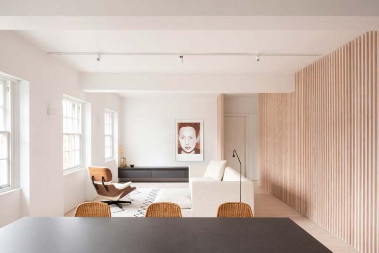 In de super mooie woonkamer van dit Londense appartement is gekozen voor de prachtige witte Eames lounge chair - één van de meest bekende designer lounge chairs ooit!