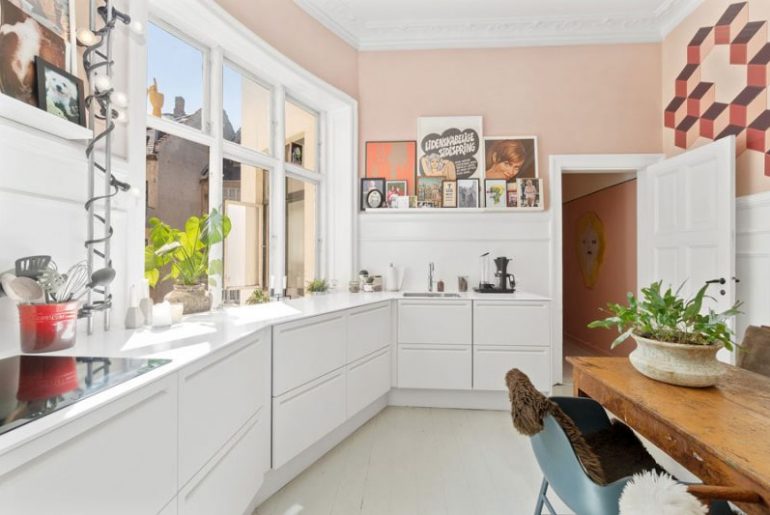Fijne compacte woonkeuken met roze muren