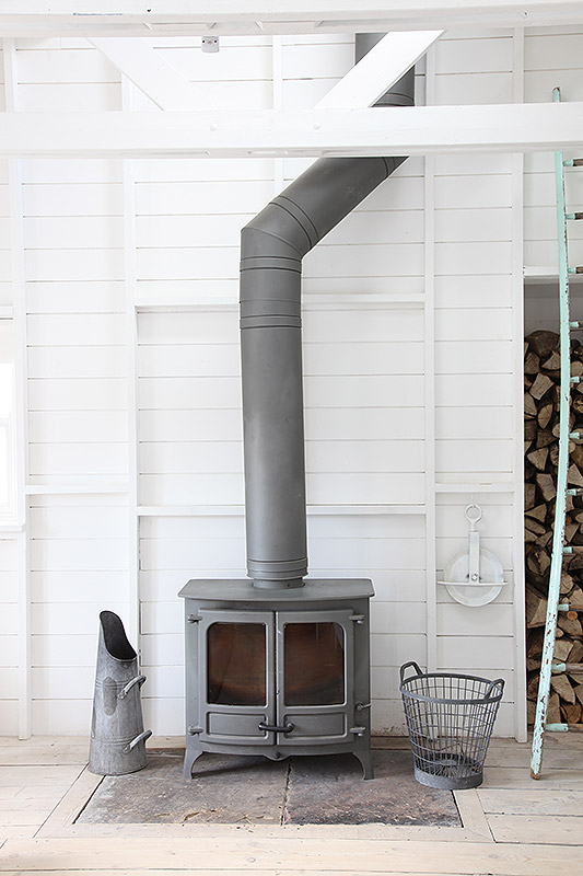 Frisse woonkamer van een super leuk wit strandhuis