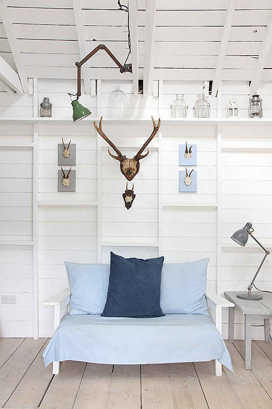 Frisse woonkamer van een super leuk wit strandhuis