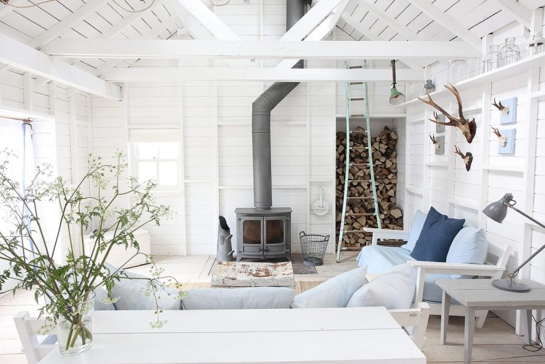 Frisse woonkamer van een super leuk wit strandhuis