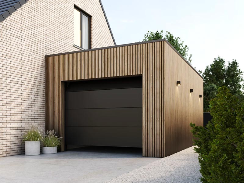 Een super mooie en luxe garage aan huis met plat dak van Wooden Quality Creations bekleed met houten gevelbekleding | Bron: Woodenqualitycreations.be