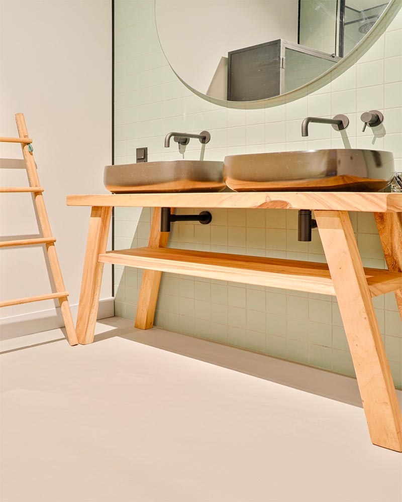 Een gietvloer is waterbestendig, en is dus ook geschikt voor de badkamer. Een gietvloer is waterbestendig, en is dus ook geschikt voor de badkamer.