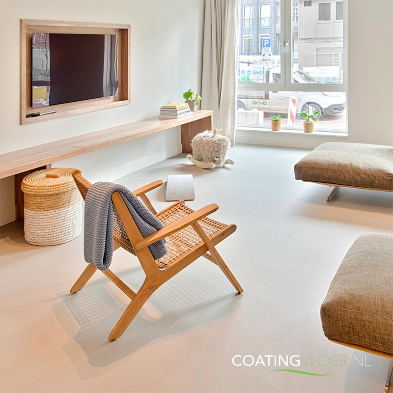 De houten accenten vormen een super mooie combinatie met de strakke grijze gietvloer in deze woonkamer.