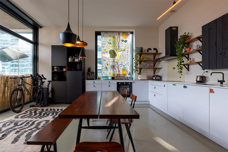 De gietvloer past perfect in deze moderne keuken met een industriële look.