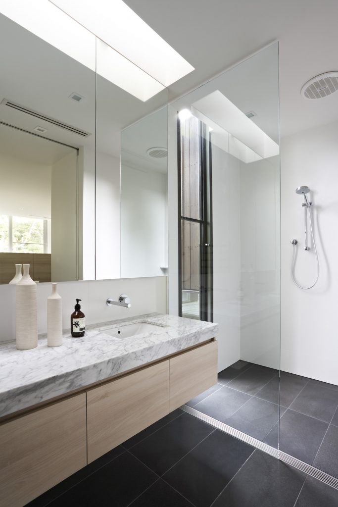 Glazen douchewand tot het plafond