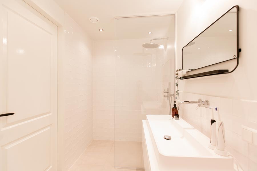 Glazen douchewand tot het plafond