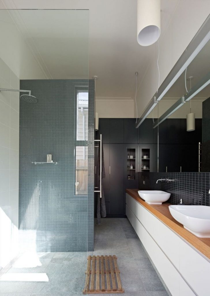 Glazen douchewand tot het plafond