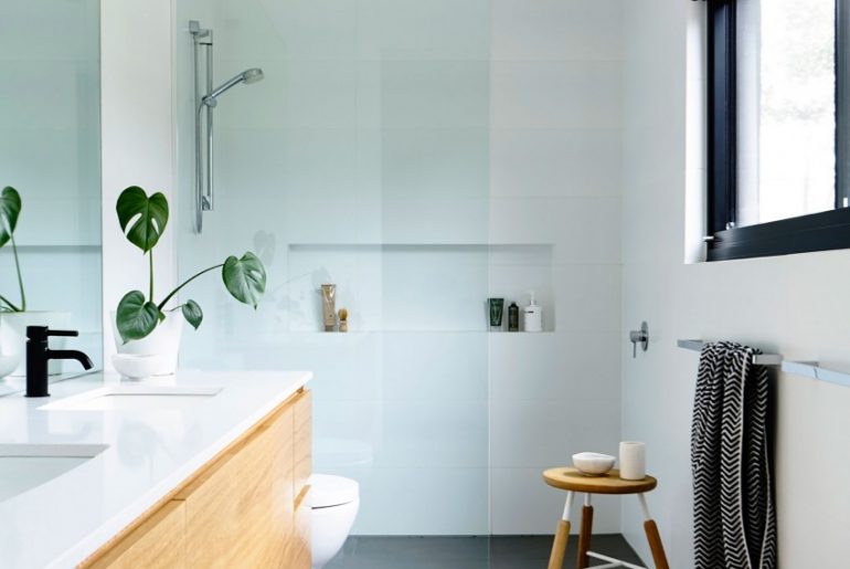 Glazen douchewand tot het plafond